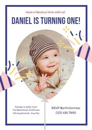 白いかわいい赤ちゃんは1歳の誕生日の招待状を回す 招待状